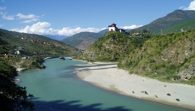A view of the Wangdue Phodrang Dzong or a fortress-monastery is seen in Thimphu June 6, 2009. REUTERS/Singye Wangchuk (BHUTAN SOCIETY)