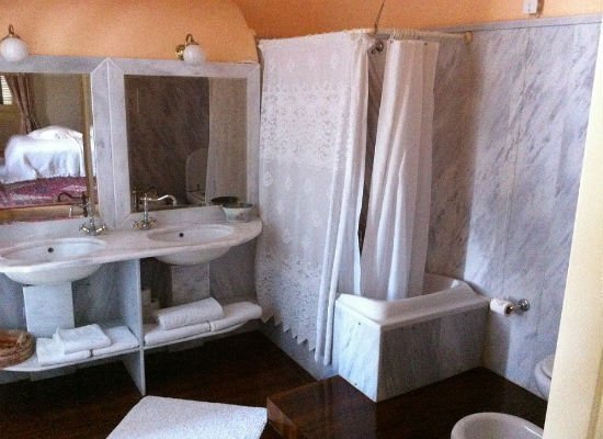 hotelroom1