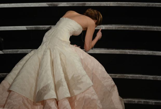 Best Actress winner Jennifer Lawrence falls onstage at the 85th Annual Academy Awards on February 24, 2013 in Hollywood, California. AFP PHOTO/Robyn BECK