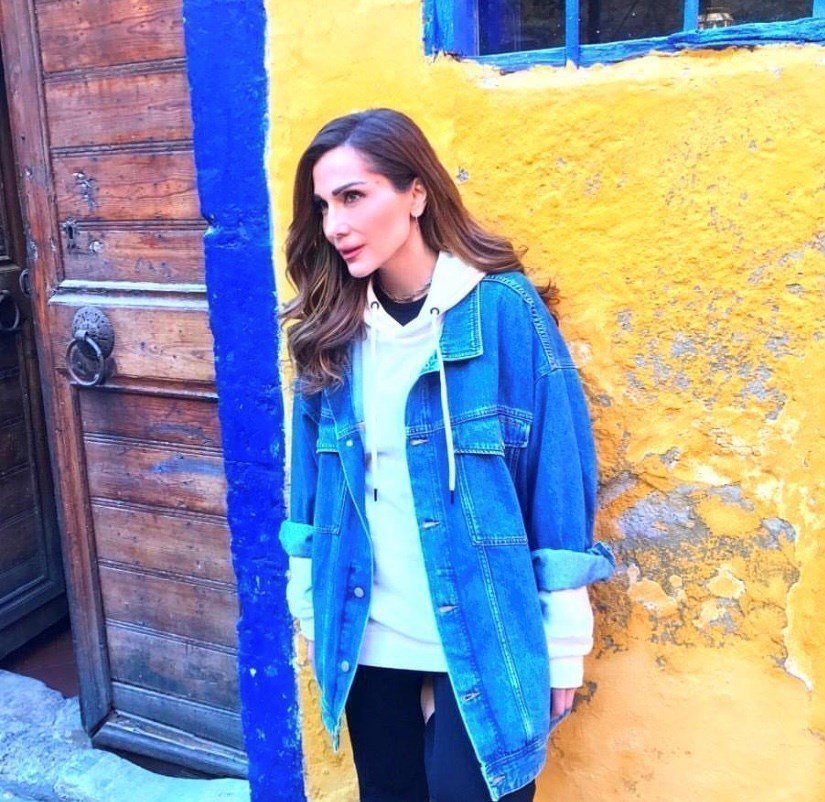 Η Δέσποινα Βανδή με oversized jacket 