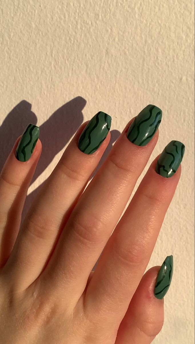Ivy Green Abstract Lines Press On Nails 🧝🏻 ♀️