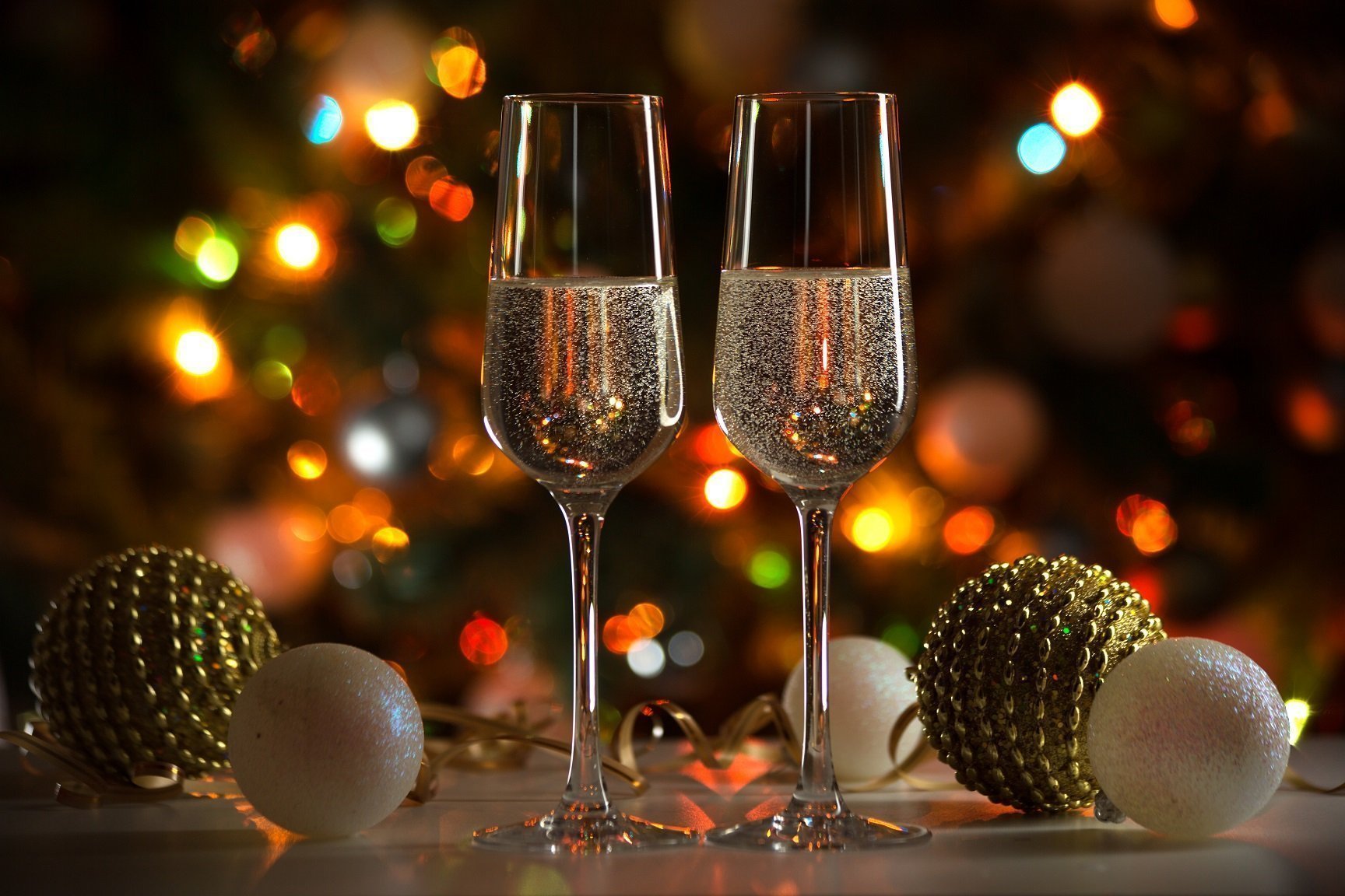 Champagne,glasses,on,the,background,of,christmas,lights