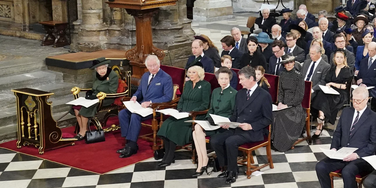 Mnimosino Filippou Vasilissa Elisavet Karolos Camilla.jpg
