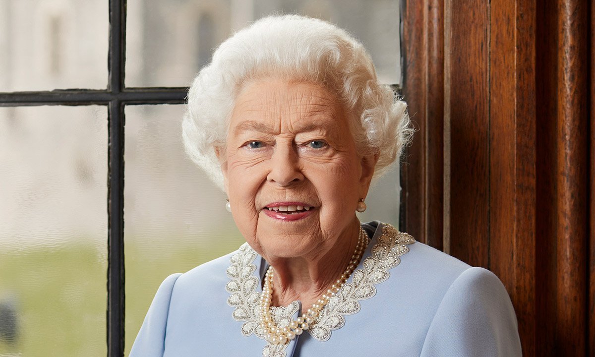 The Queen Platinum Jubilee Portrait T