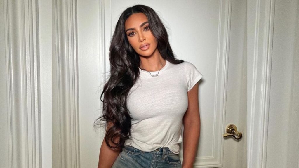 Kim Kardashian Allagi Sto Look Tis