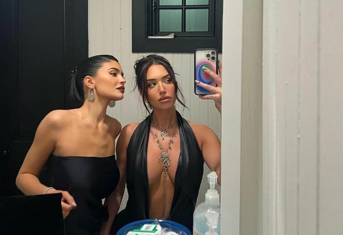 Kylie Jenner Diakopes Stin Ellada