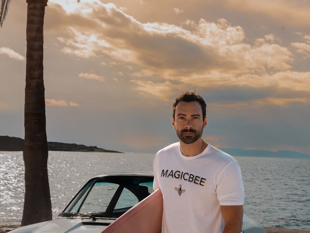 Sakis Tanimanidis World Party Kai Ta Lefta Pou Vgazei