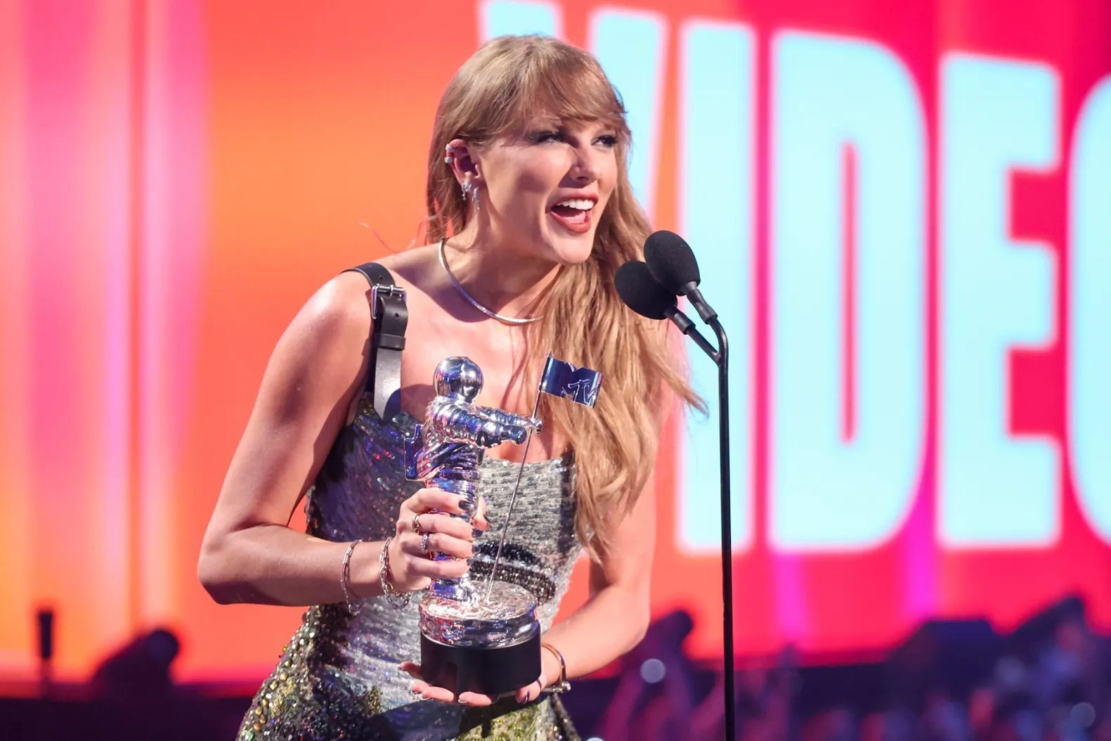 Taylor Swift Vraveia
