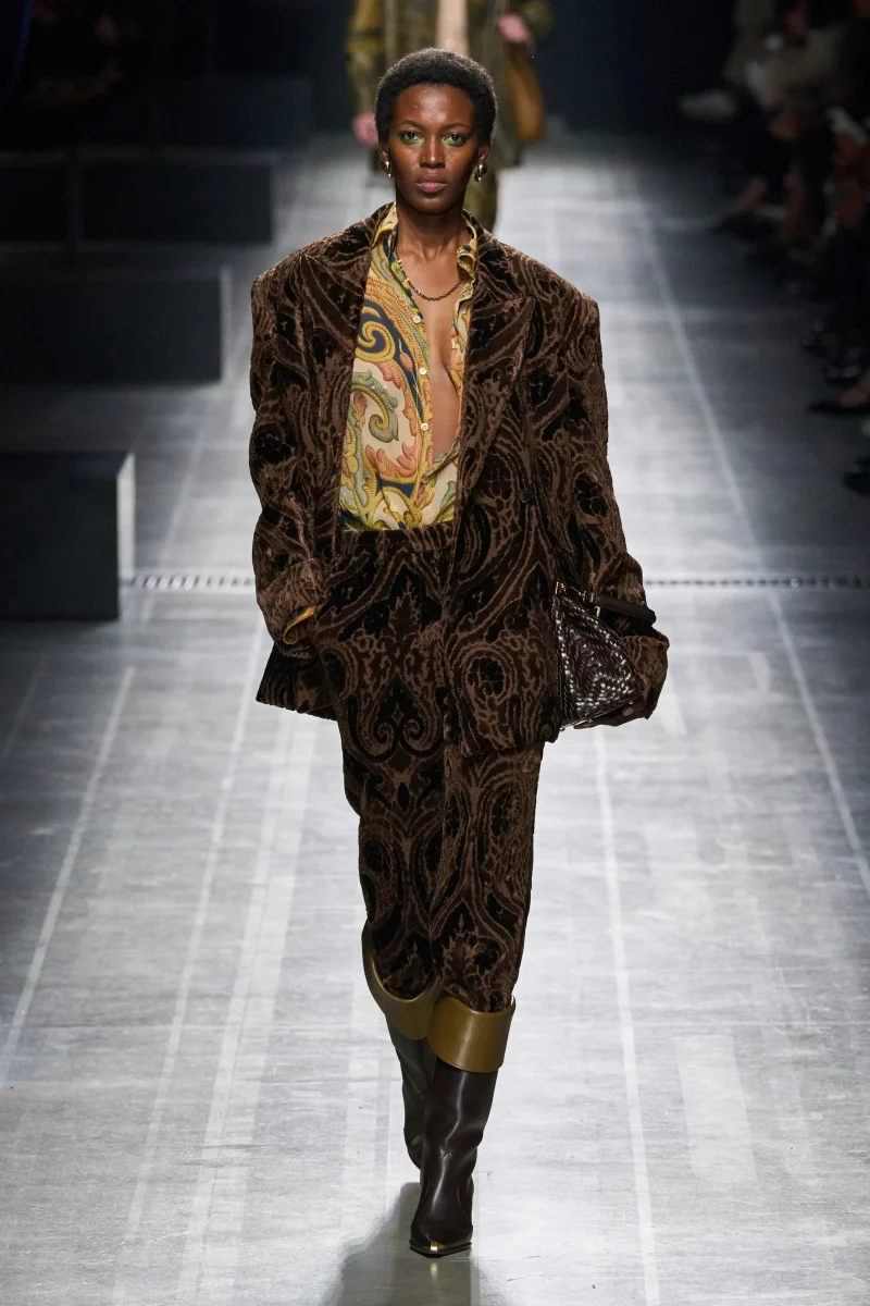 1732181570 1732119036 Velluto Vestiti Sfilate Milano E Parigi Look Autunno Inverno 2024 Tendenza16