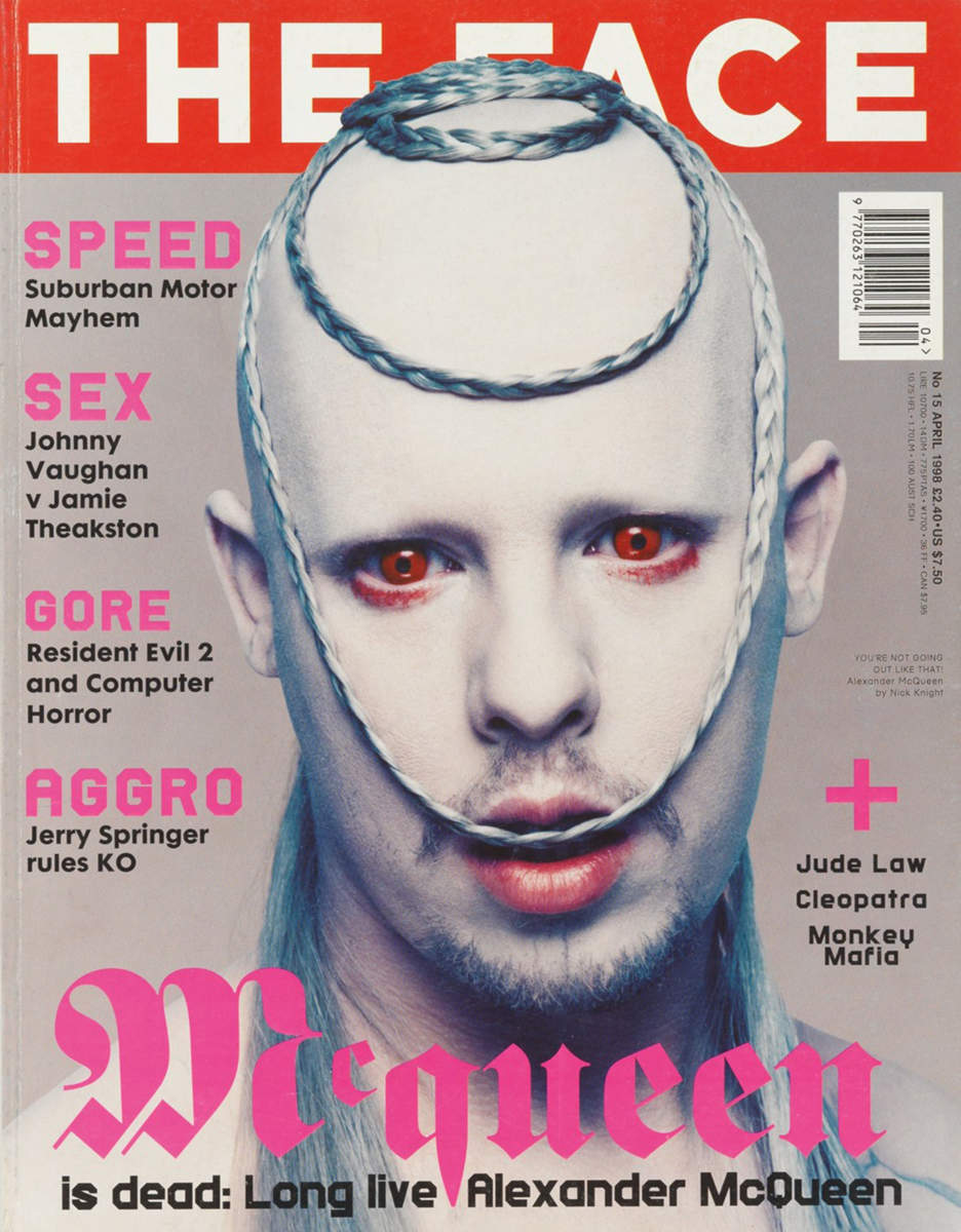Απρίλιος 1998, αποχαιρετώντας τον Alexander McQueen.
