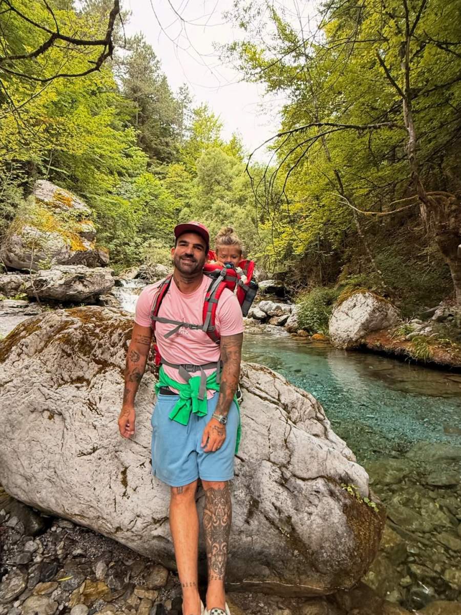 «Στην άγρια ομορφιά της φύσης, του δείχνω πώς να μένει αληθινός. Και εκείνος… μου δείχνει τι σημ