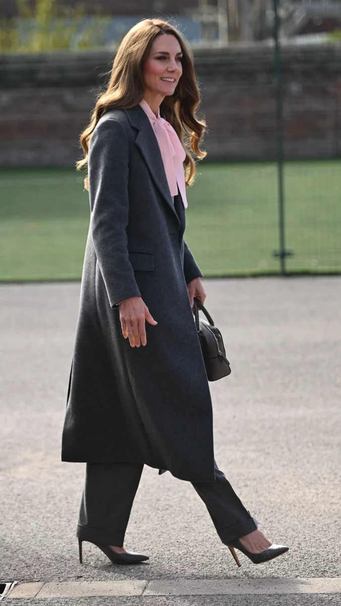 Kate Middleton En Tailleur Gris Et Blouse A Col Lavalliere Rose.jpg