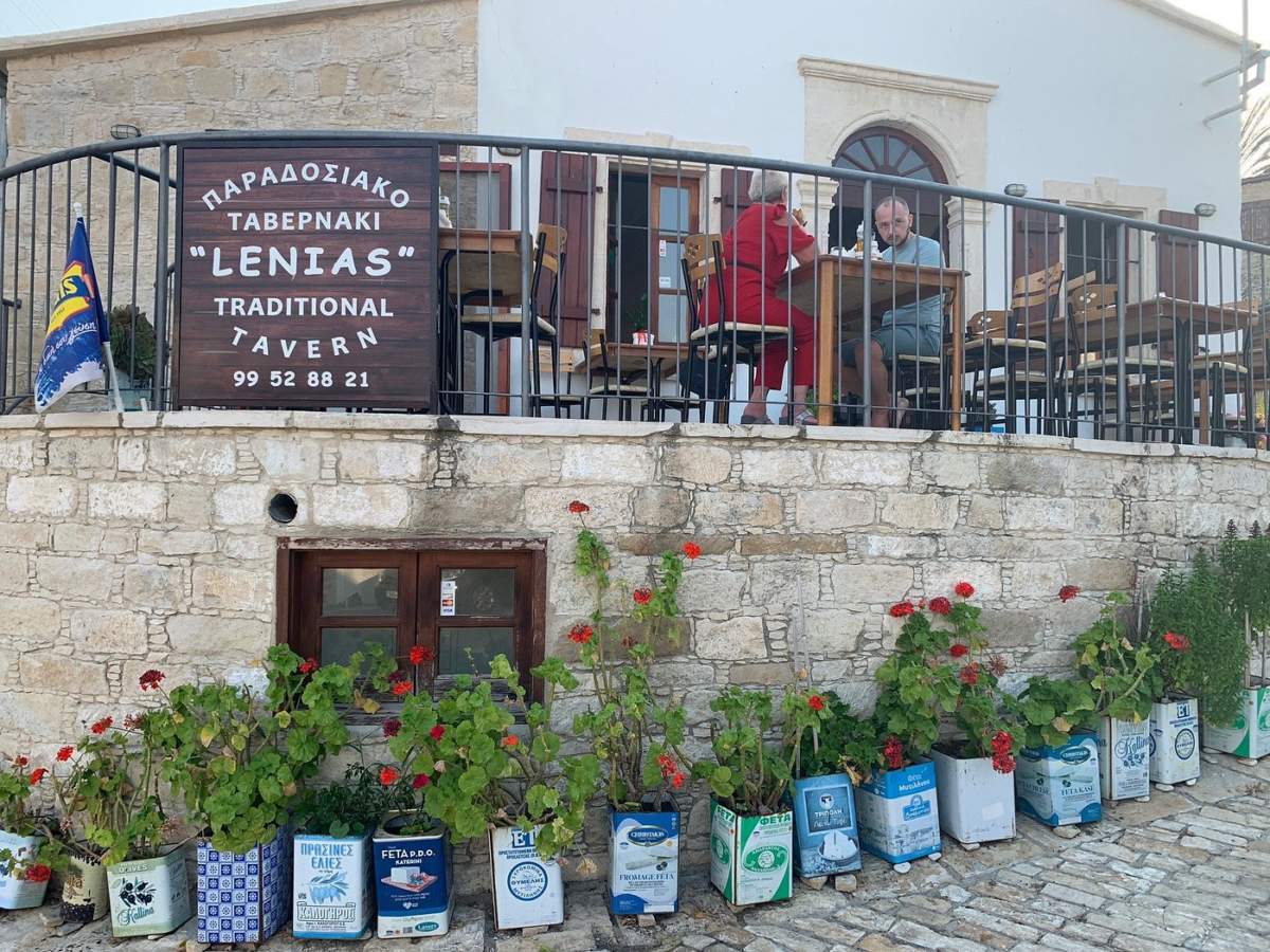 Lenias Tavern