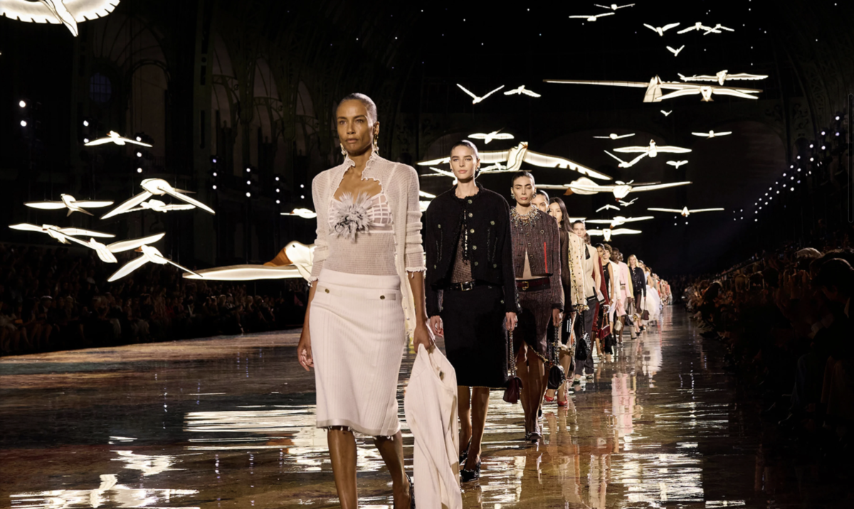 Chanel: Οι ιστορίες της Coco μέσα από ένα μαγευτικό show με 83 looks