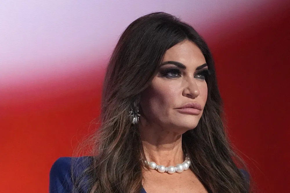 Kimberly Guilfoyle: Προσπάθησε να «εξαφανίσει» δημοσίευμα για απλήρωτο δείπνο 1.586 ευρώ