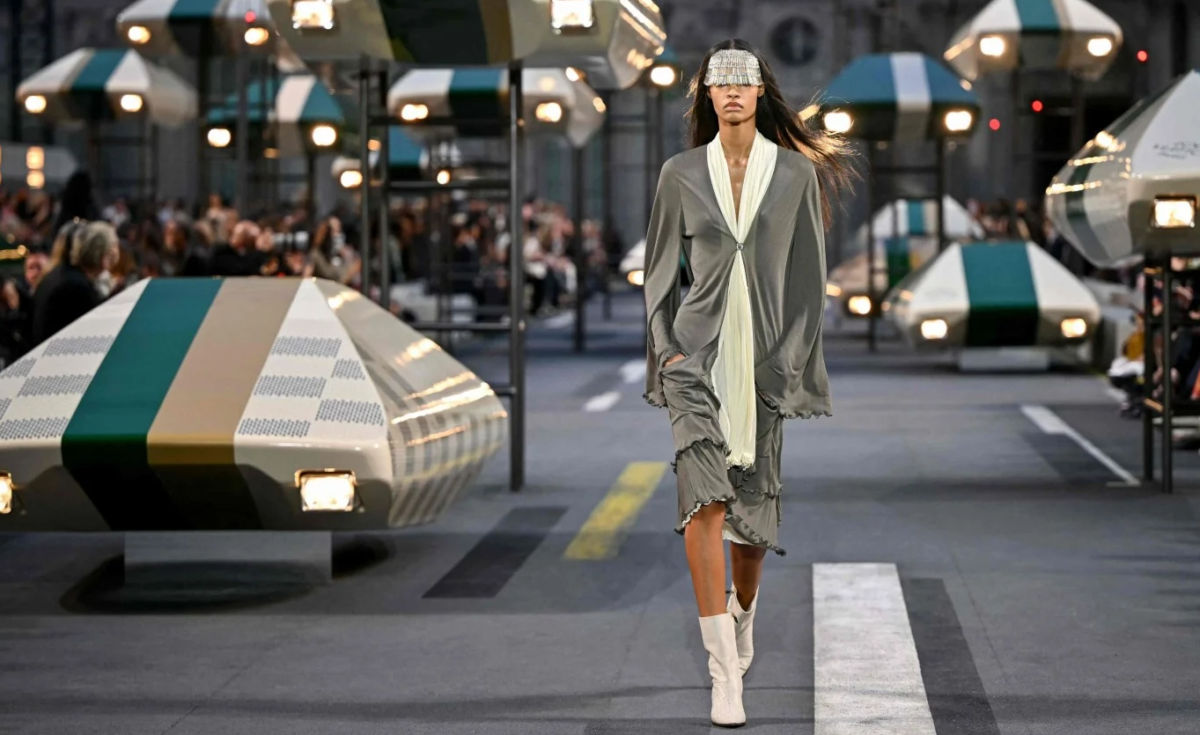 Louis Vuitton: Ιπτάμενα αυτοκίνητα στο Λούβρο και δημιουργίες που υμνούν την ελευθερία της κίνησης