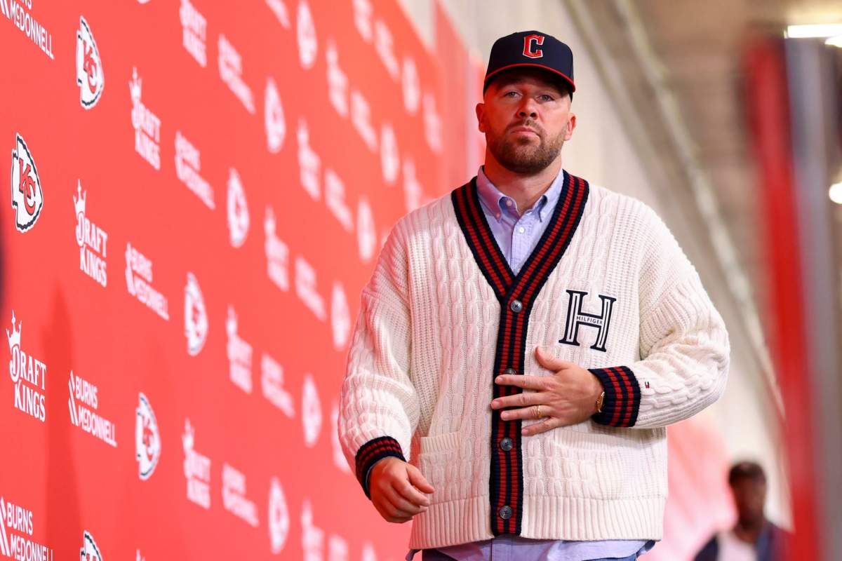 Τravis Kelce Wears Tommy To Walk In Kcc Vs La Charger (2)